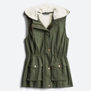 MARKET & SPRUCE Jahana Shearling Lined Olive Cargo Vest